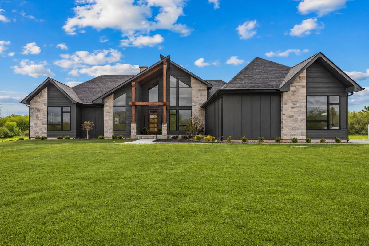 4311 Red Tail LN, Johnsburg, IL 60051