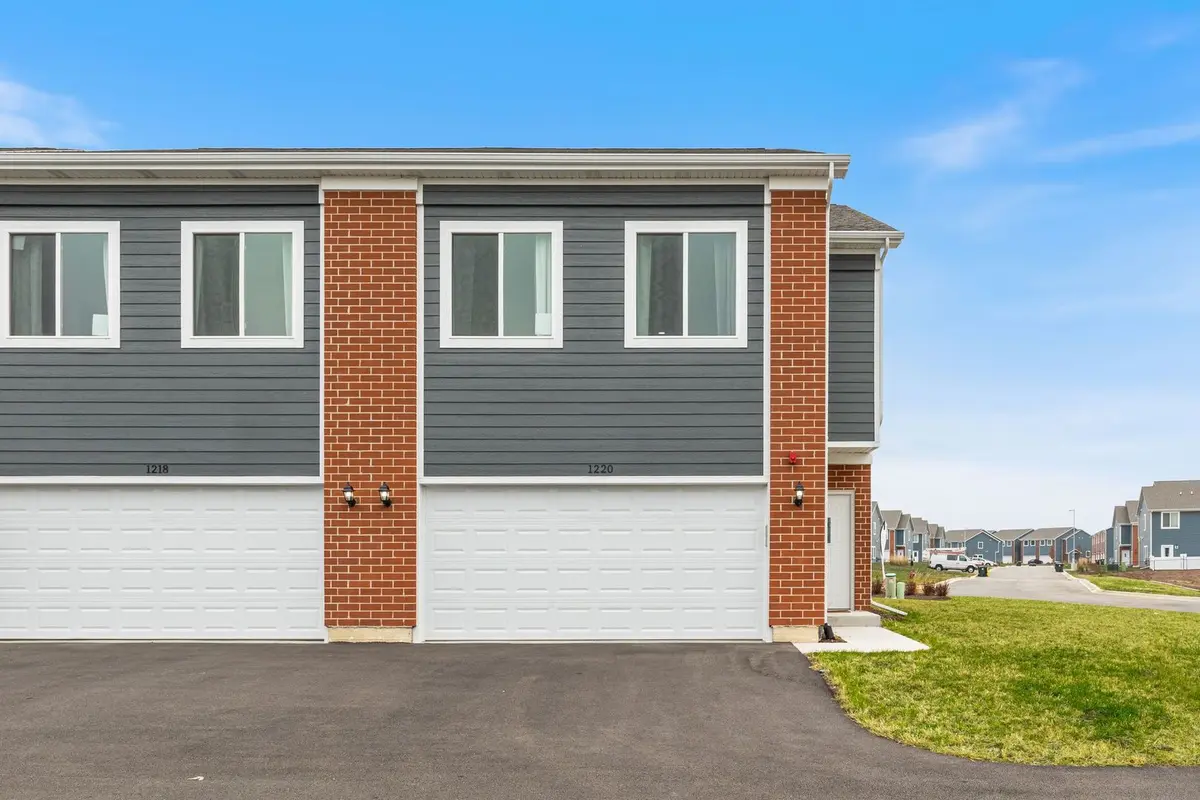 1201 Gillespie LN, Yorkville, IL 60560