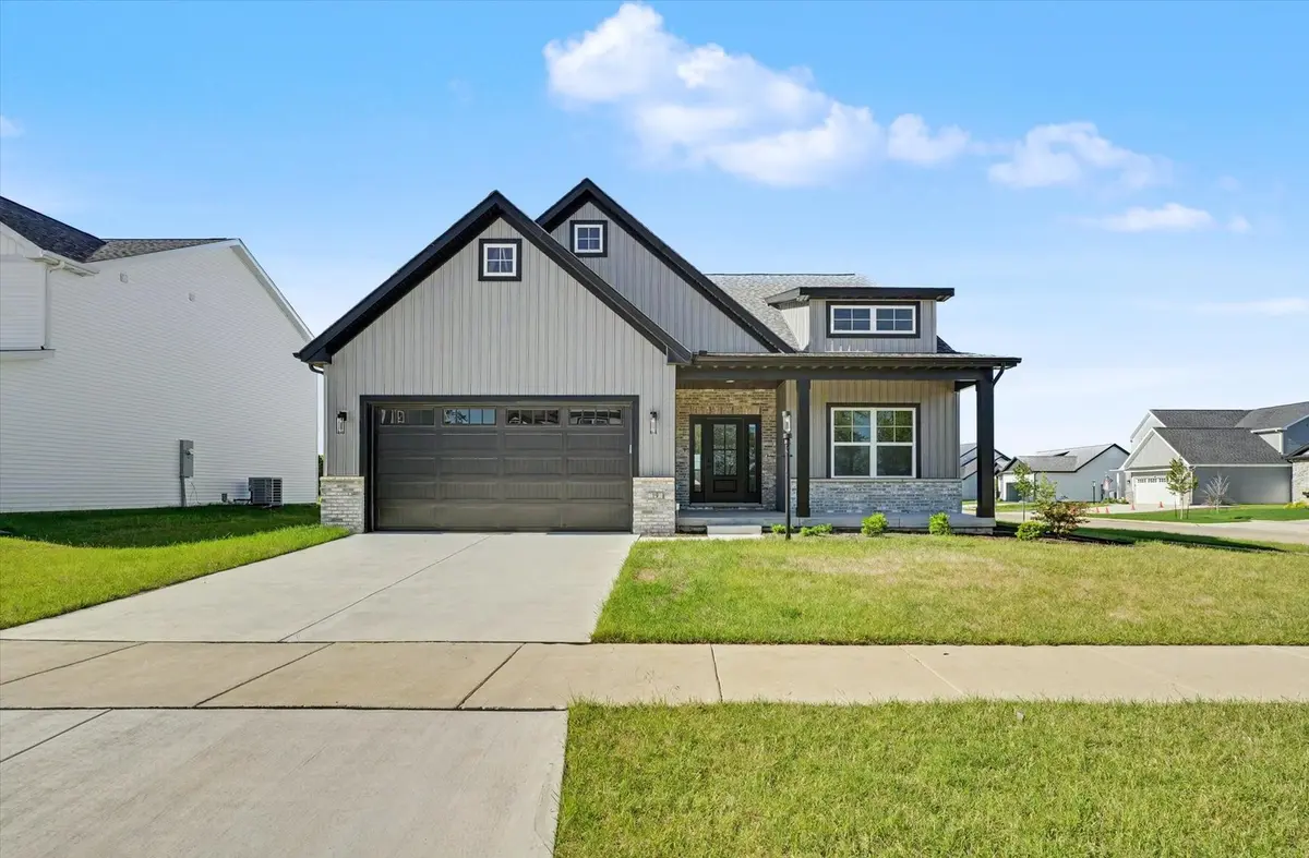 19 Meadow DR, Monticello, IL 61856