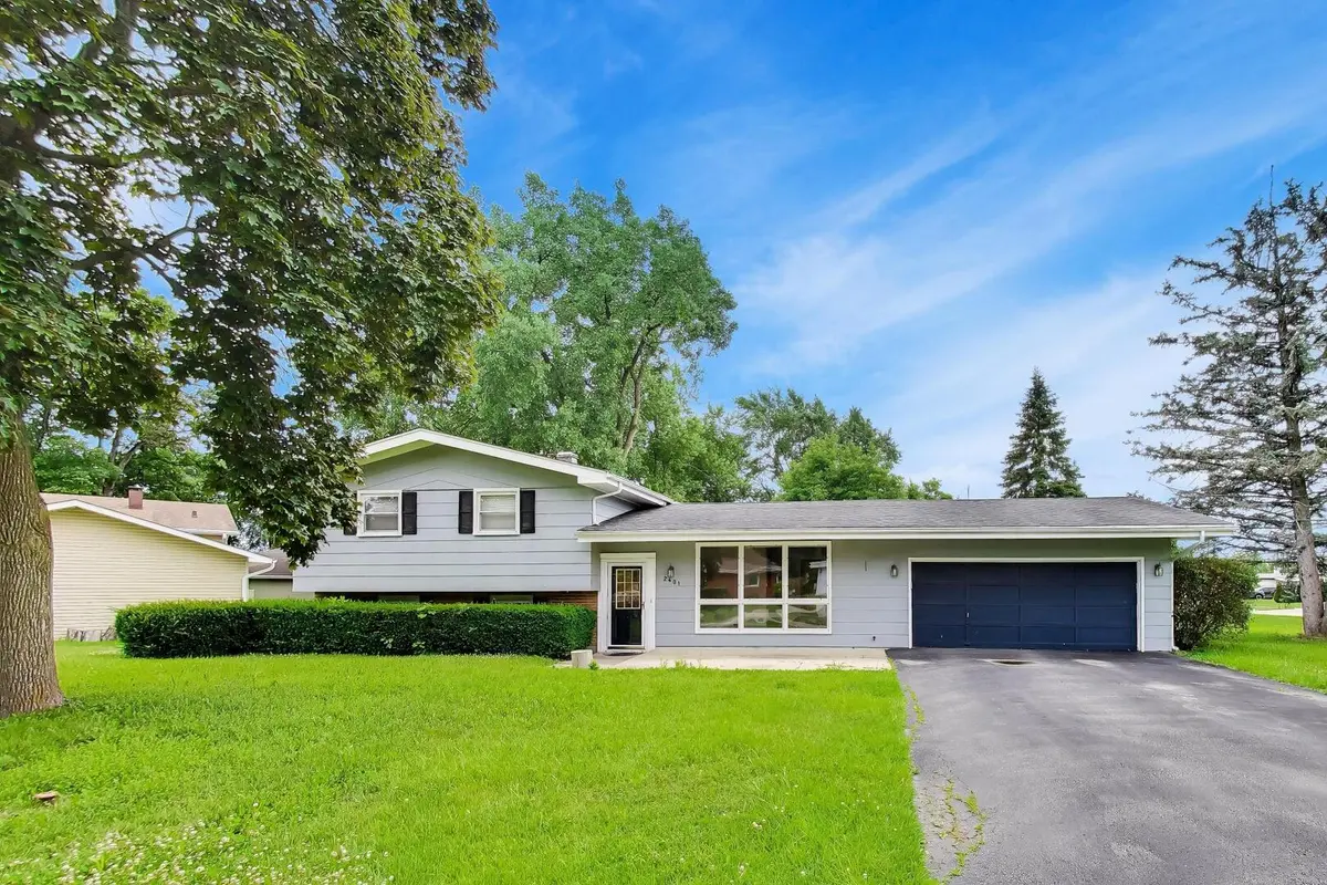 2401 E Thornwood DR, Lindenhurst, IL 60046