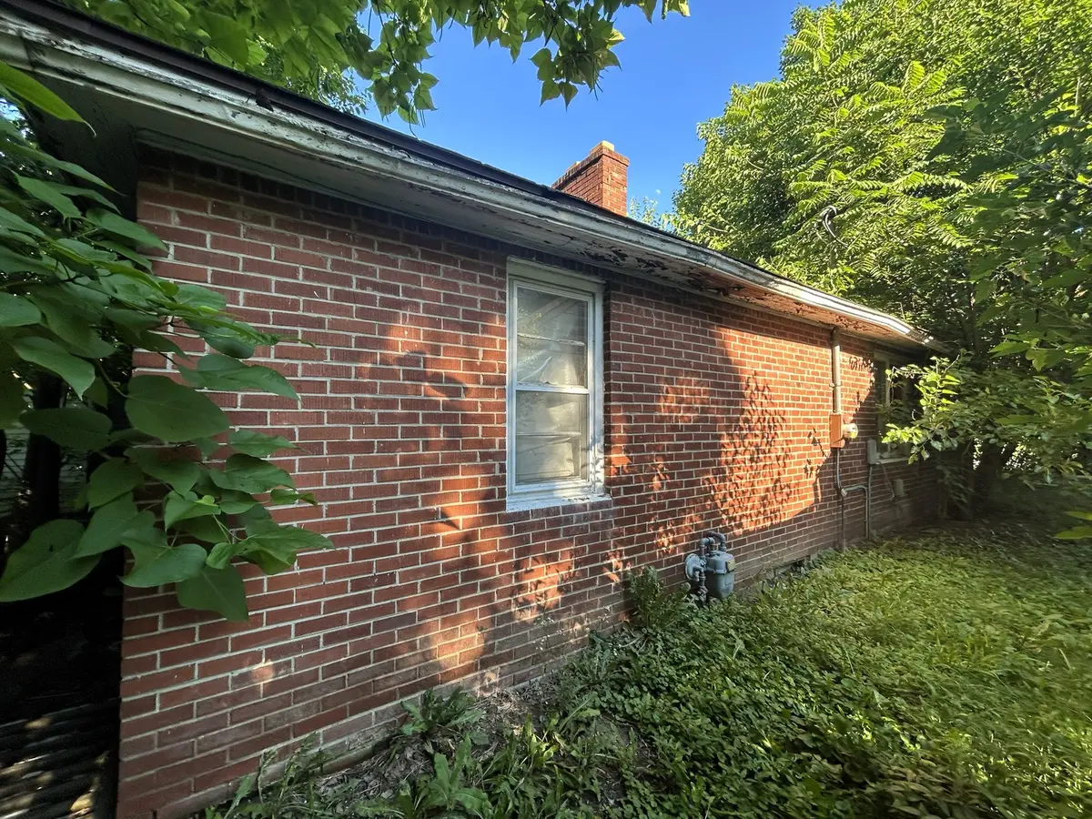 930 Vandalia RD, Louisville, IL 62858