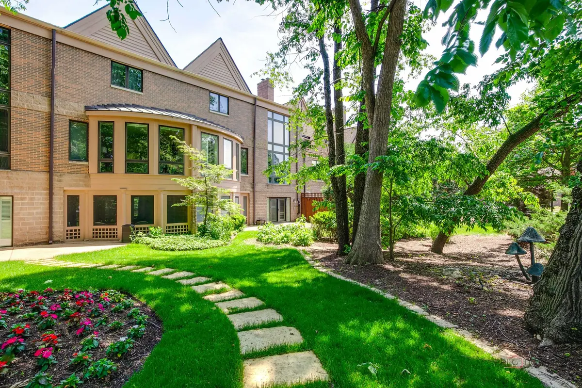 1302 Hawthorne LN #1302, Hinsdale, IL 60521