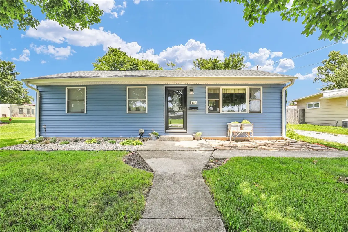 906 E Daggy ST, Tuscola, IL 61953