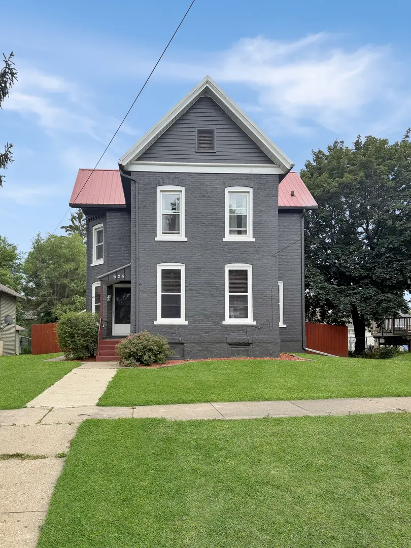 625 W Ringold ST, Freeport, IL 61032