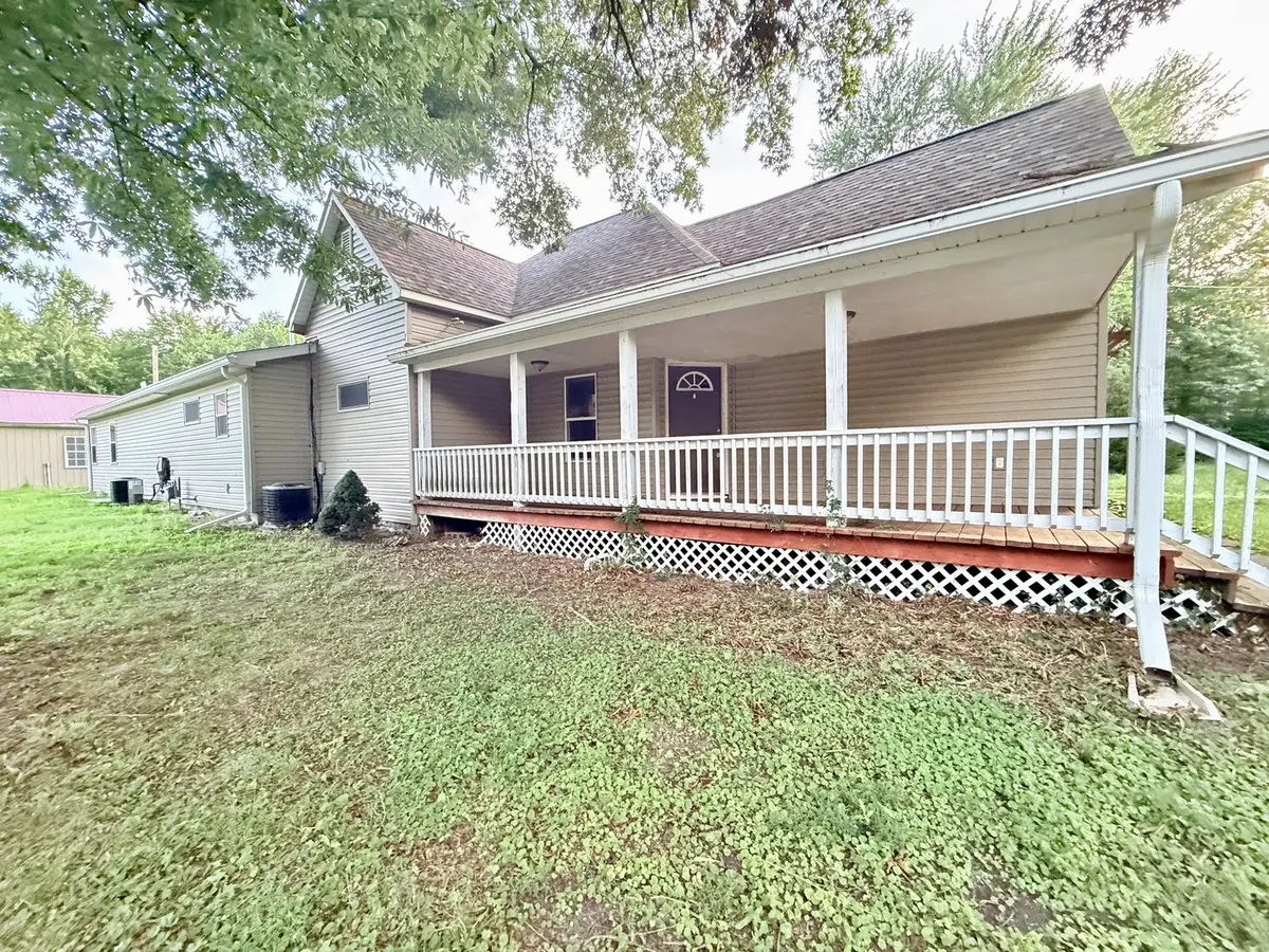 802 North RD, West Frankfort, IL 62896