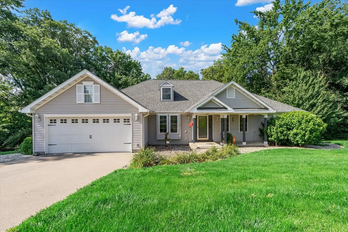 2106 Skylane DR, Muscatine, IA 52761