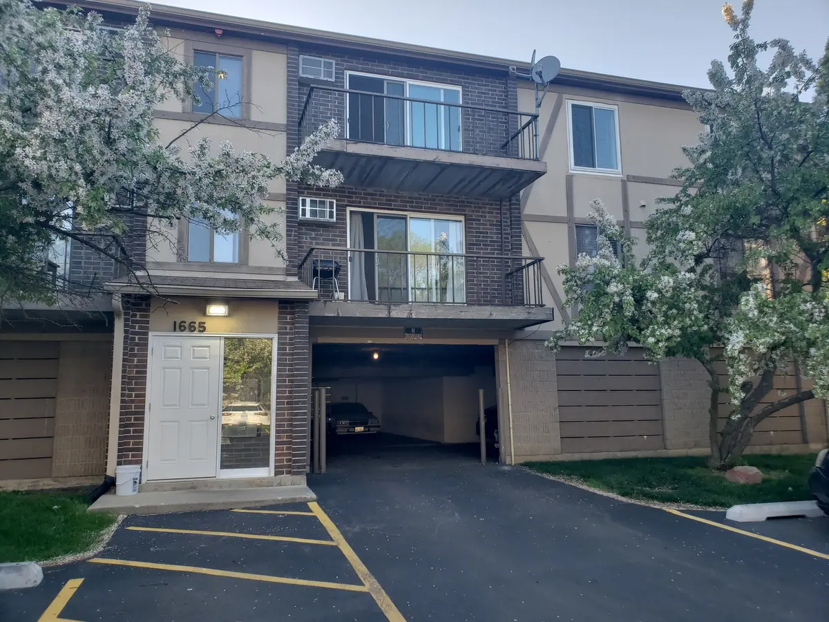 1665 Coach DR #103, Naperville, IL 60565