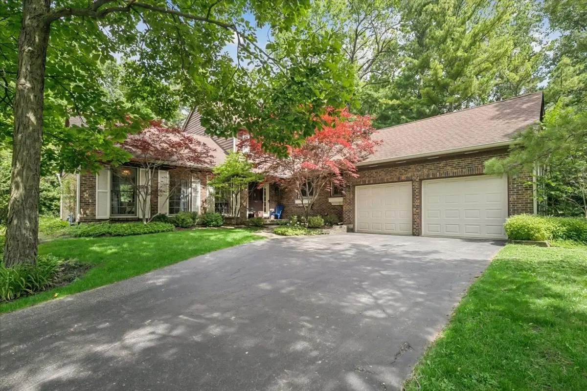213 Ascot CT, Lake Bluff, IL 60044
