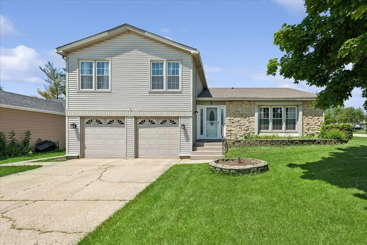 8 Auburn DR, Glendale Heights, IL 60139