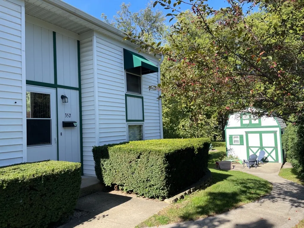 352 College ST, Crystal Lake, IL 60014