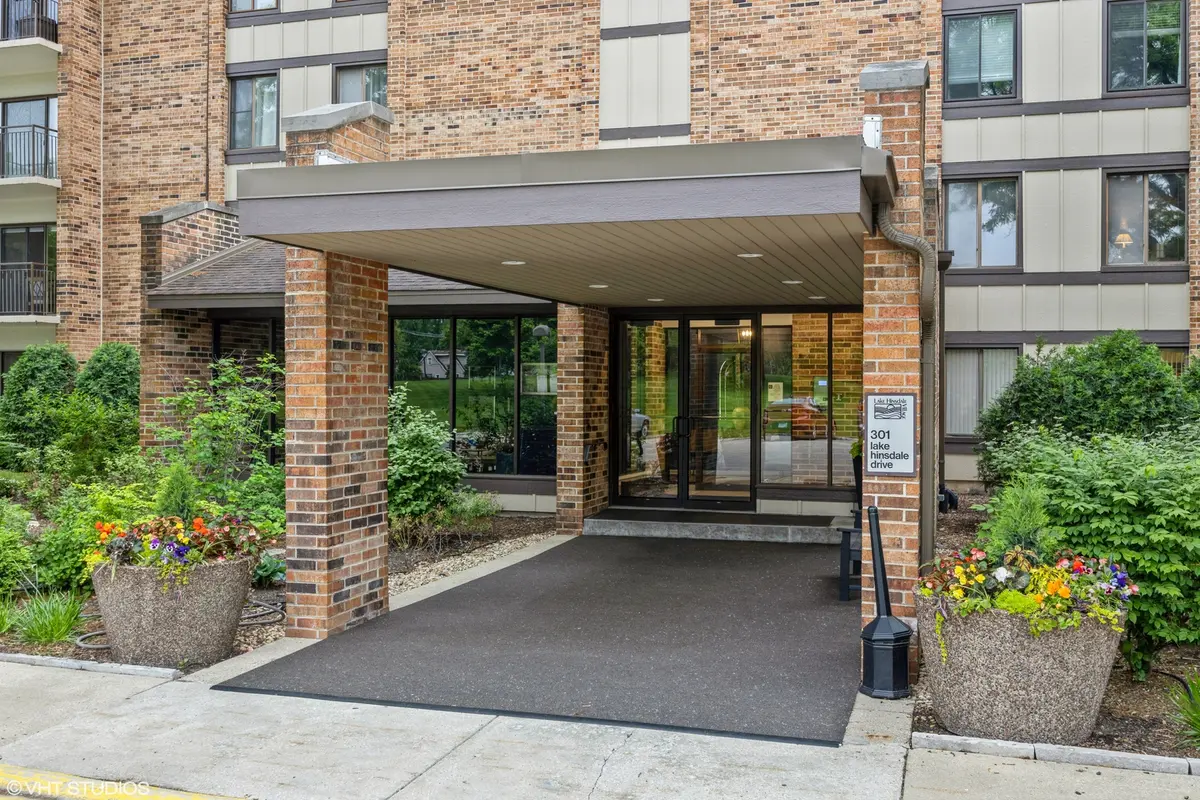 301 Lake Hinsdale DR #404, Willowbrook, IL 60527