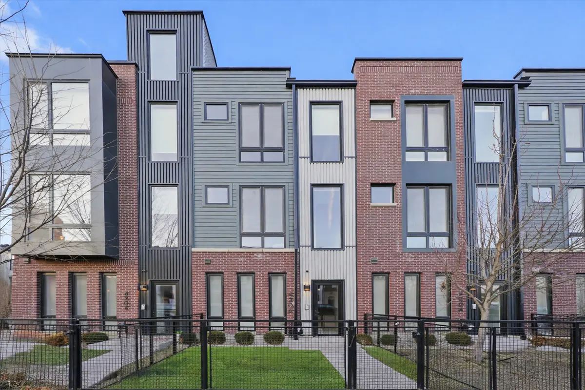 4256 W Belmont AVE, Chicago, IL 60641
