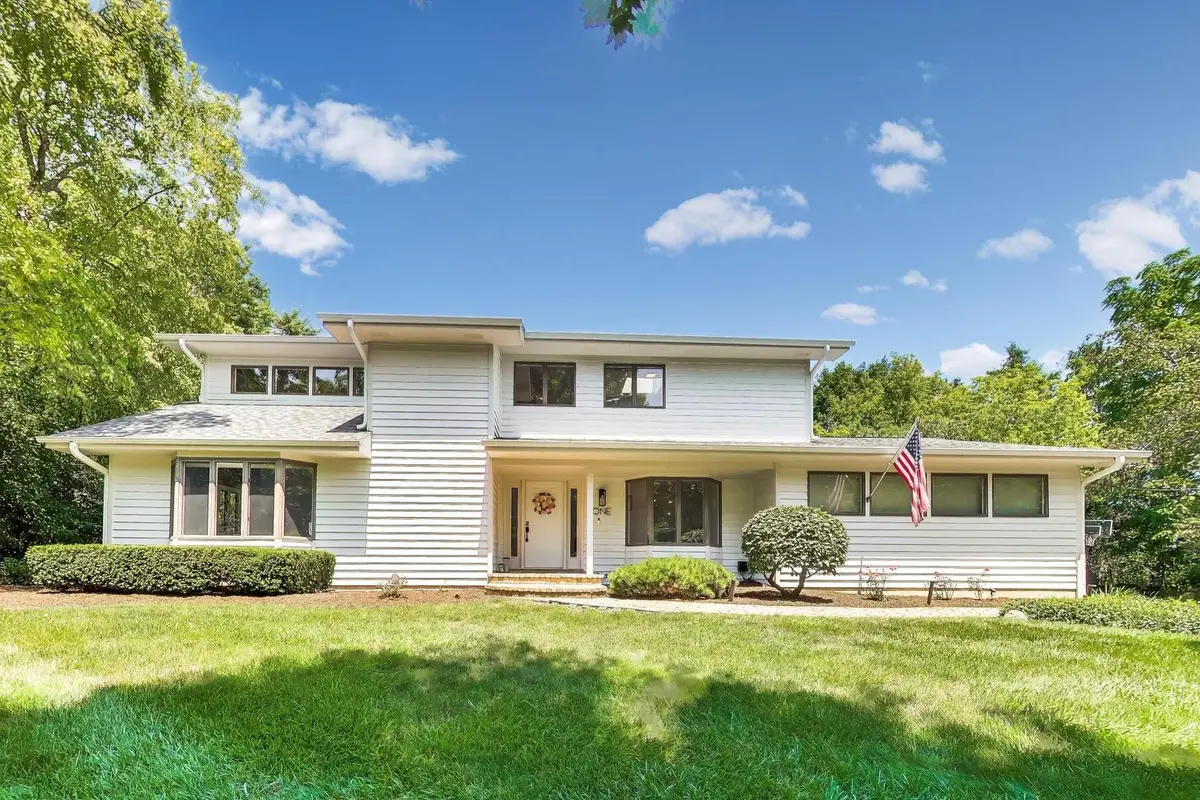 1 BIRCH LAKES DR, Hawthorn Woods, IL 60047