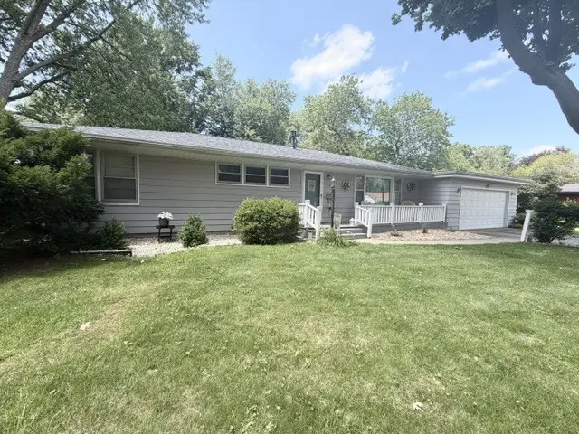1100 Meadowview DR, Mendota, IL 61342