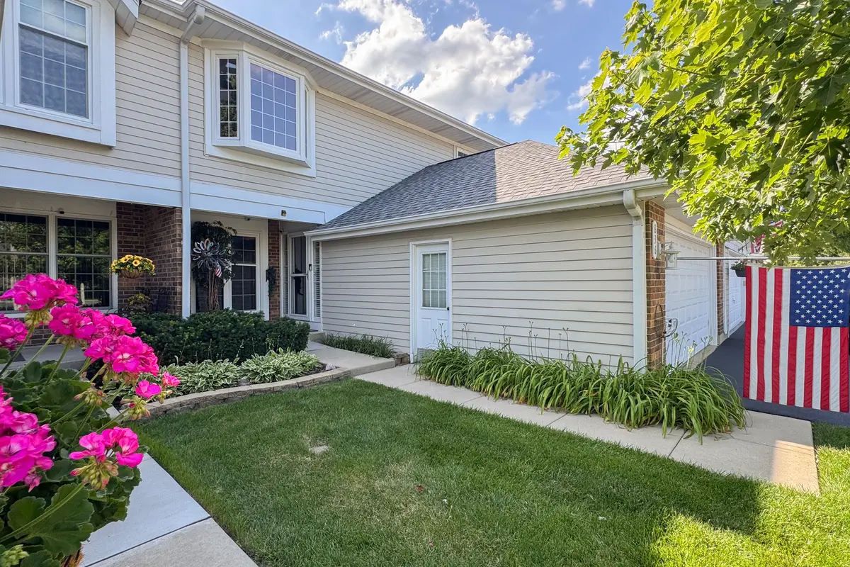 836 Golf Course RD, Crystal Lake, IL 60014