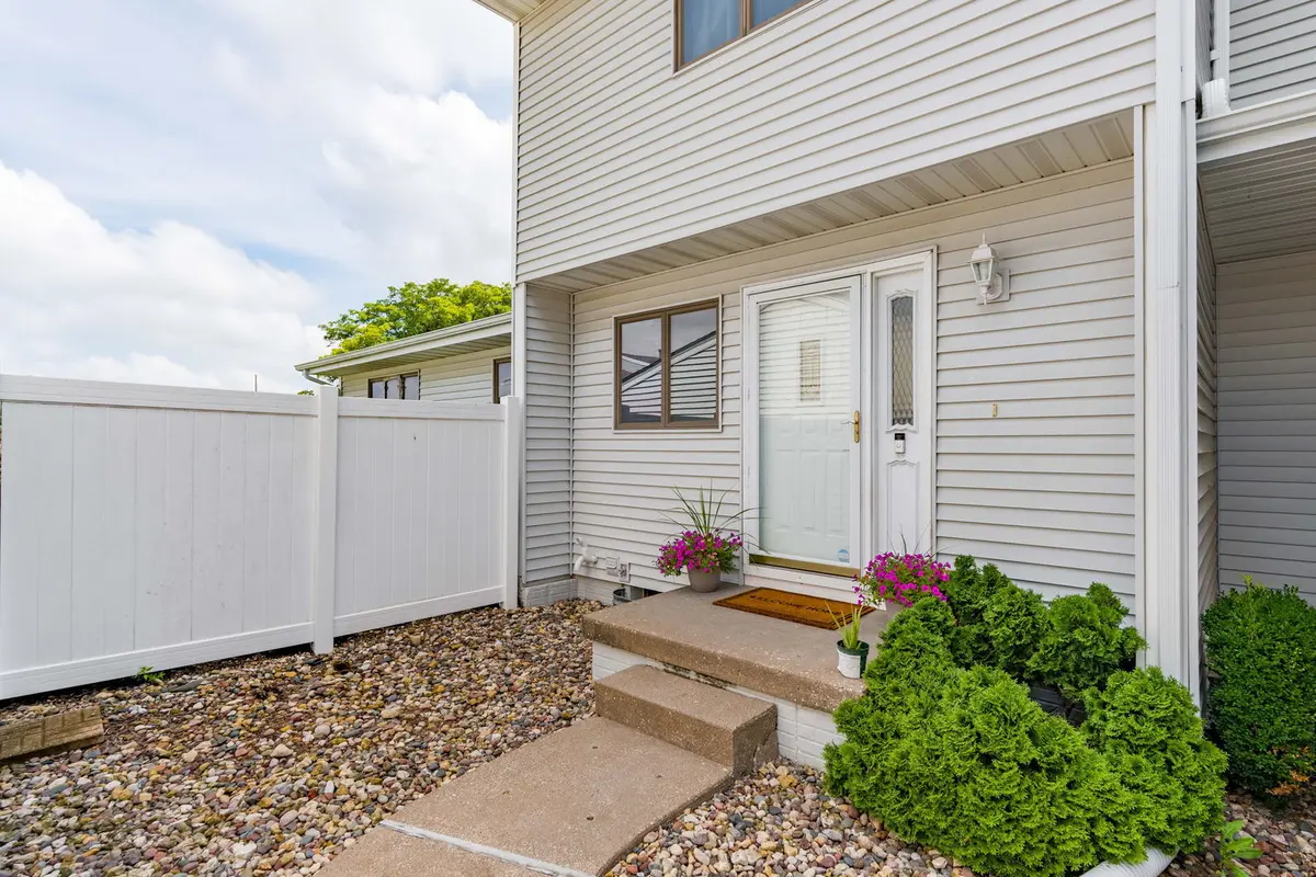 3056 Willowwood DR, Bettendorf, IA 52722