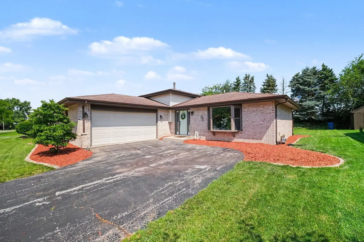 537 Willow LN, Beecher, IL 60401