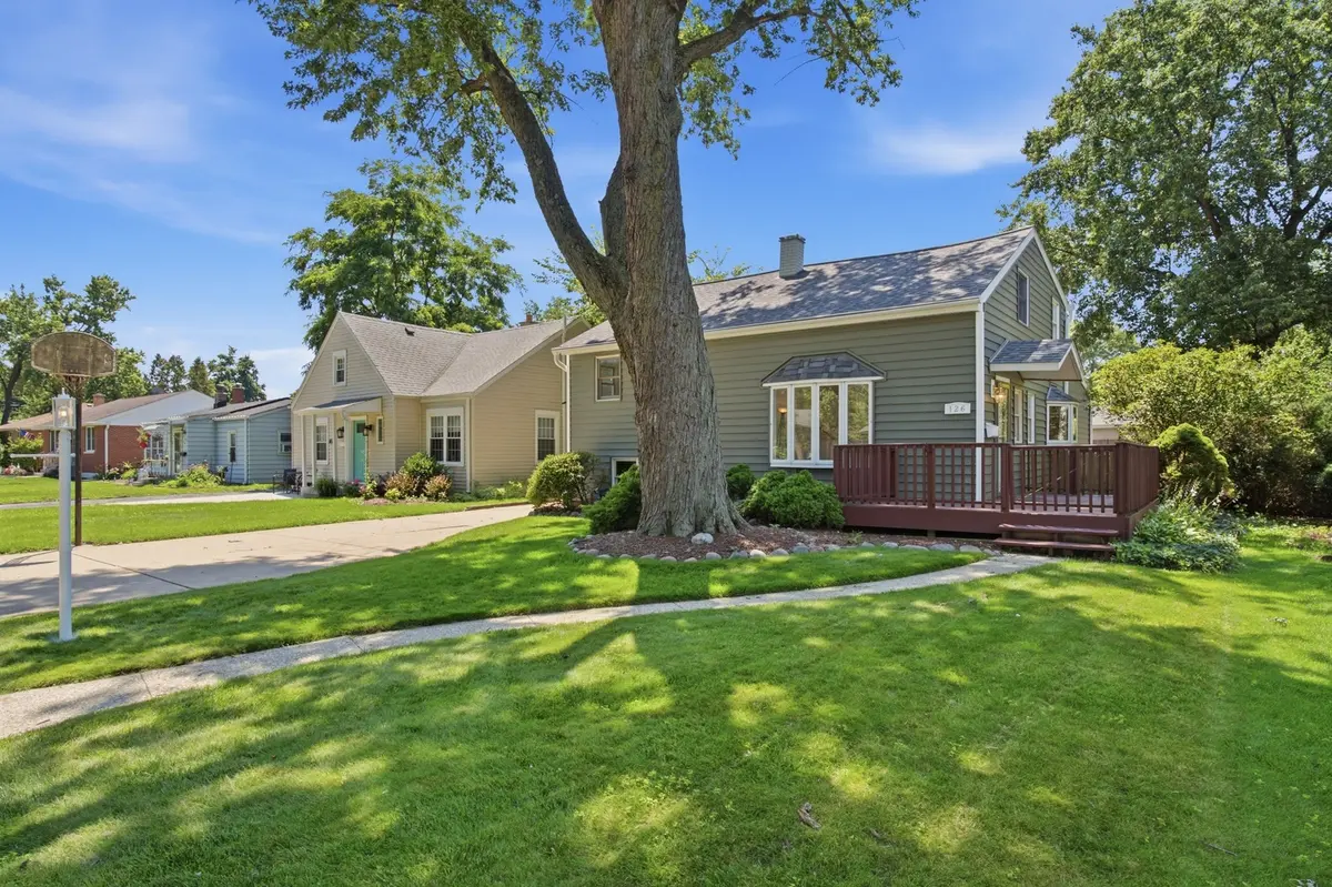 126 S Lodge LN, Lombard, IL 60148