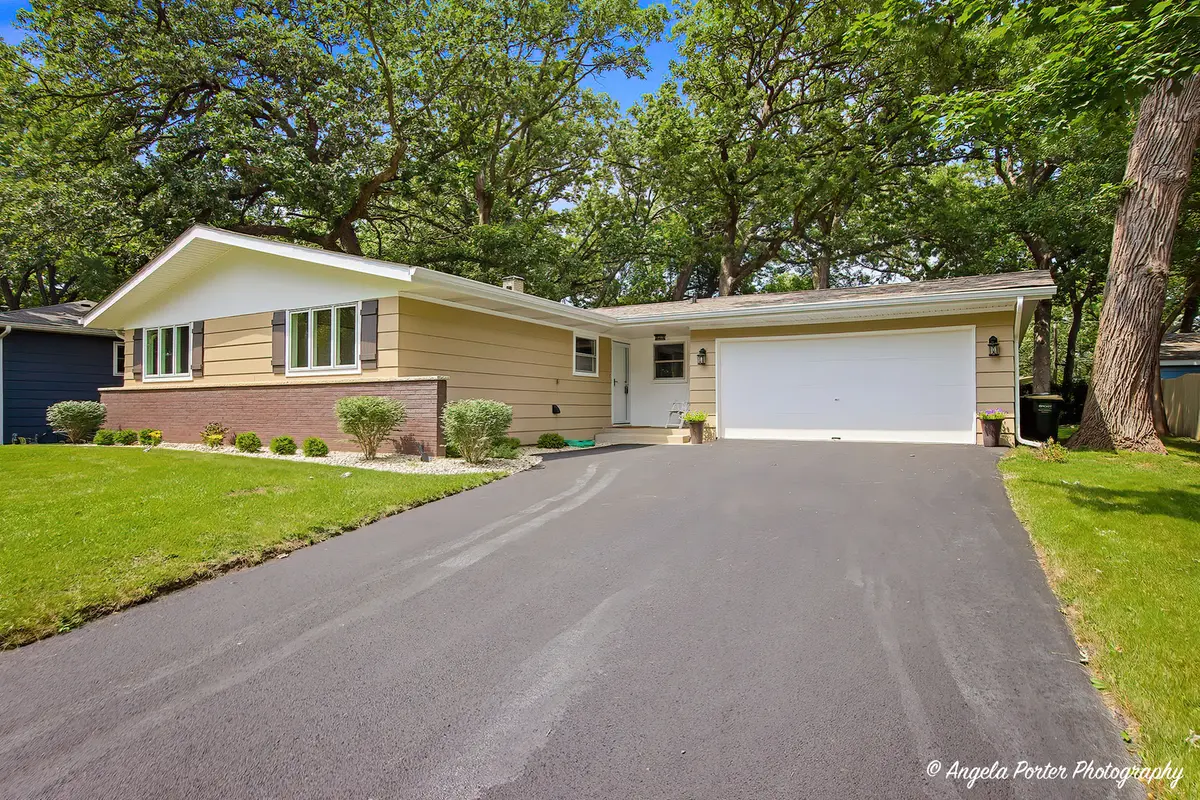 1403 Dairy LN, Mundelein, IL 60060