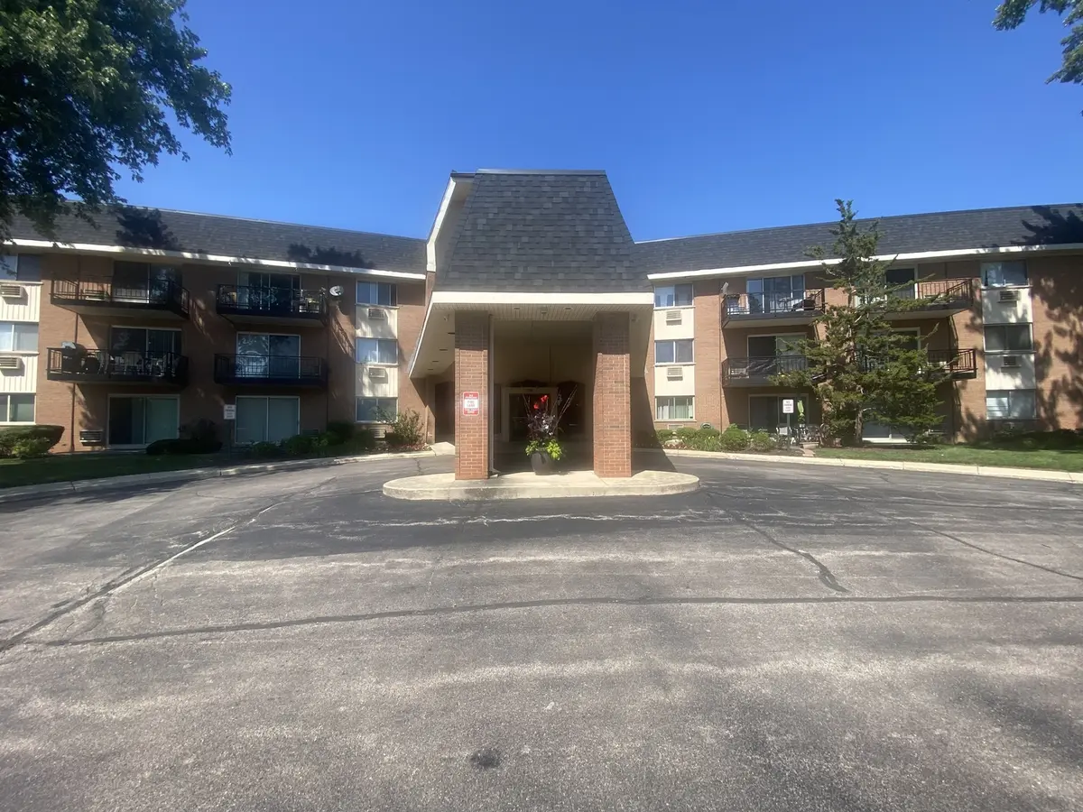 1198 Royal Glen DR #315, Glen Ellyn, IL 60137