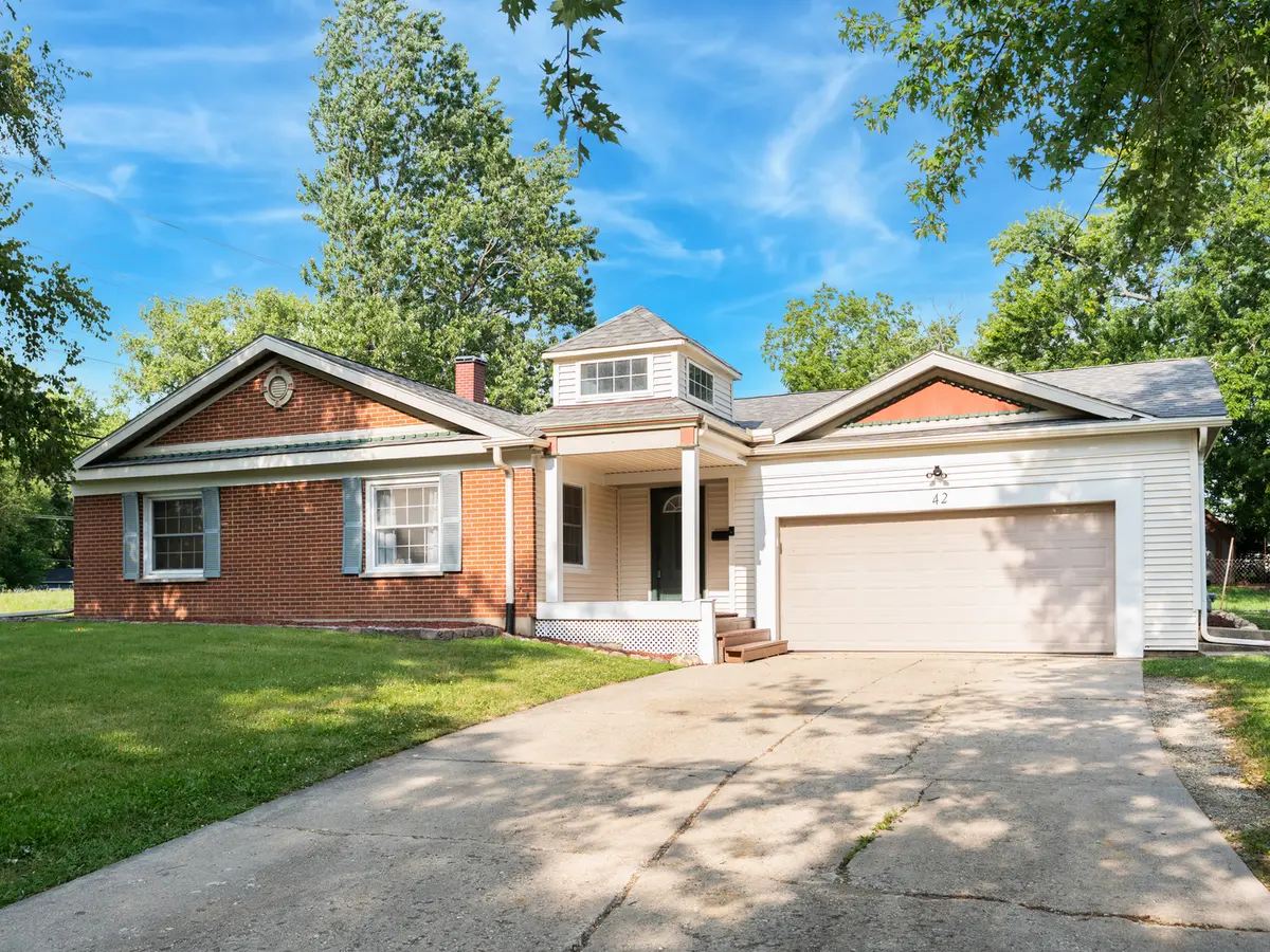 42 Circle Dr W, Montgomery, IL 60538