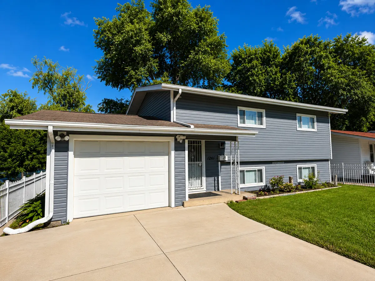 1241 S Elmwood AVE, Waukegan, IL 60085