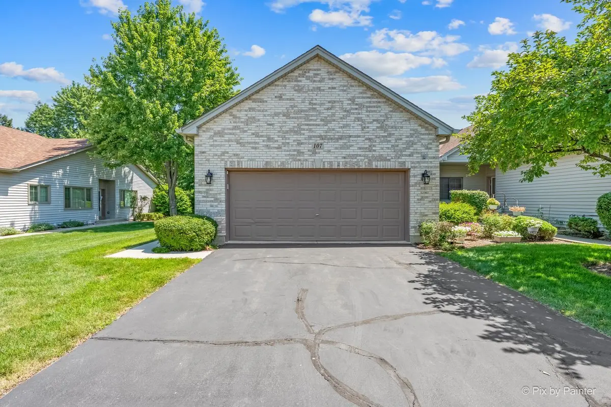 107 Fawn LN, Elgin, IL 60120