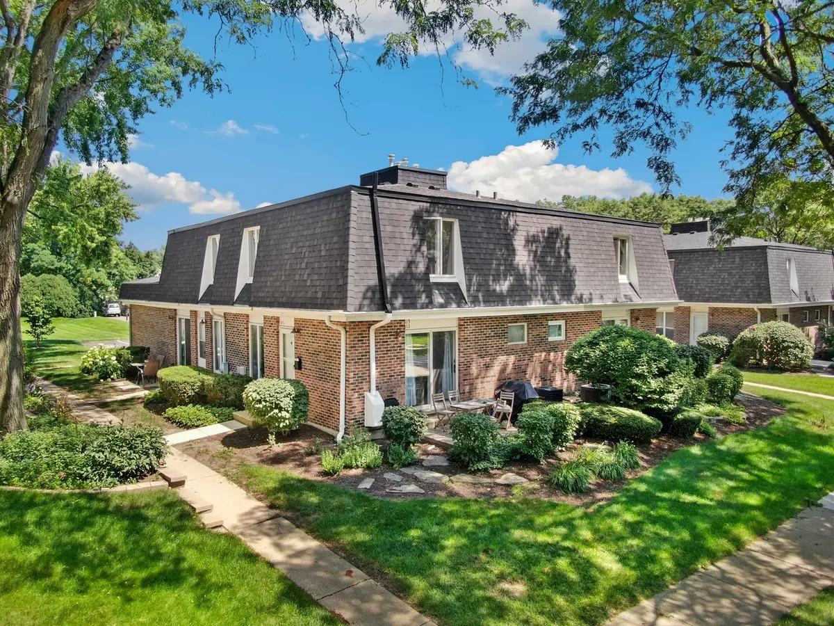 415 Sunnybrook LN, Wheaton, IL 60187