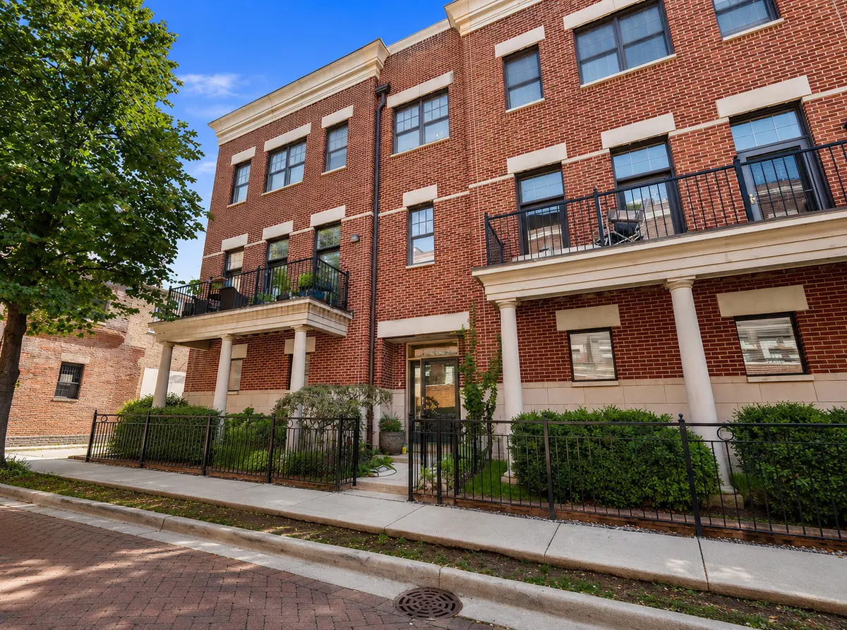 1815 S Prairie Pkwy, Chicago, IL 60616
