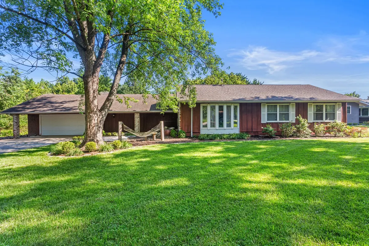 2102 Fogel RD, Mahomet, IL 61853