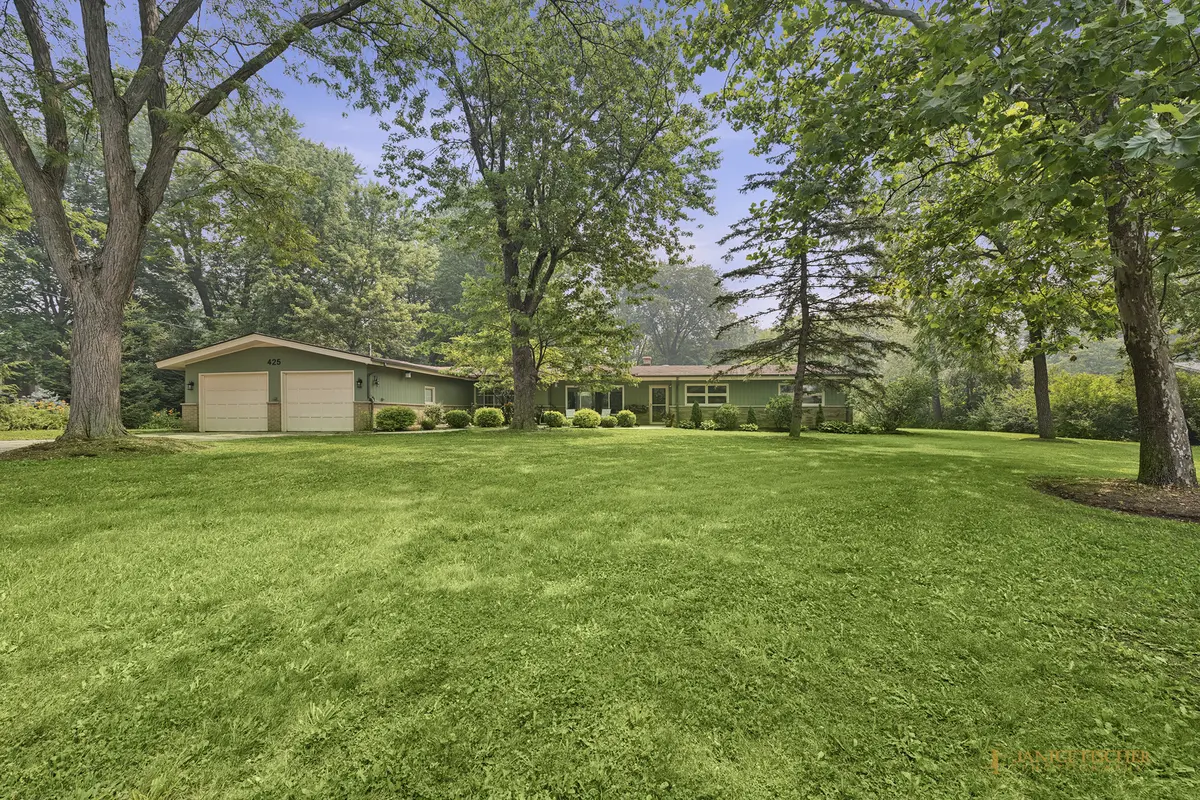 425 Greenwood LN, Barrington, IL 60010