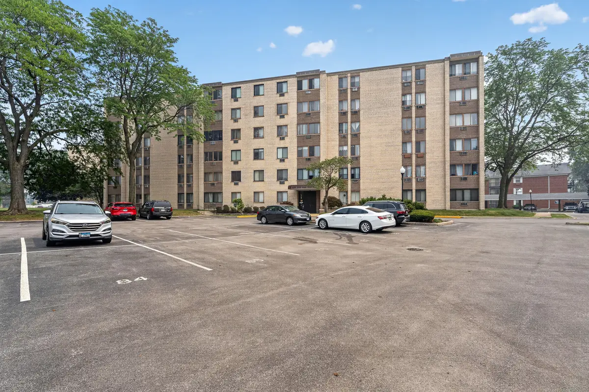 9745 S Karlov AVE #205, Oak Lawn, IL 60453