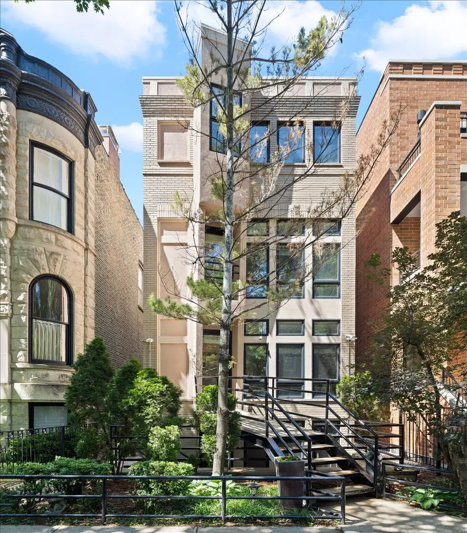 930 W Wolfram ST, Chicago, IL 60657