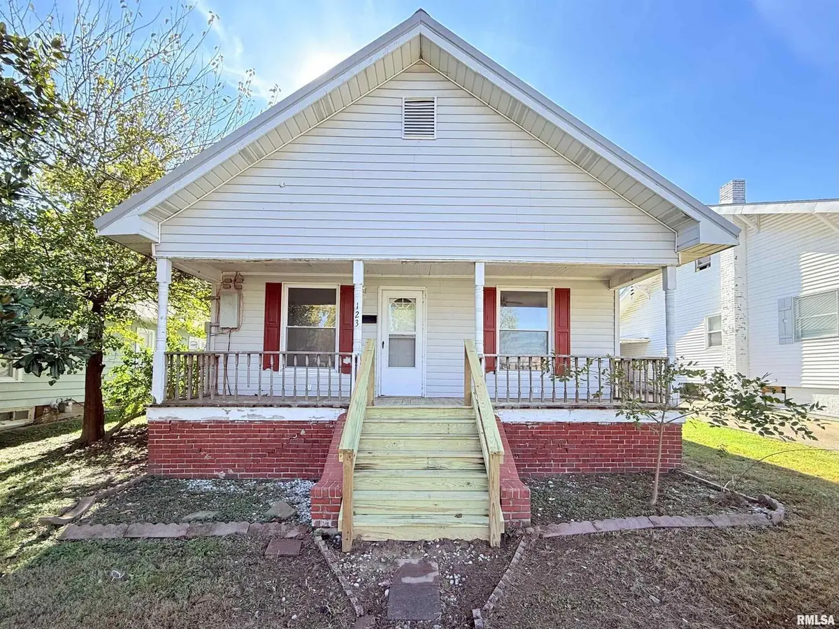 123 W COLLEGE ST, Harrisburg, IL 62946