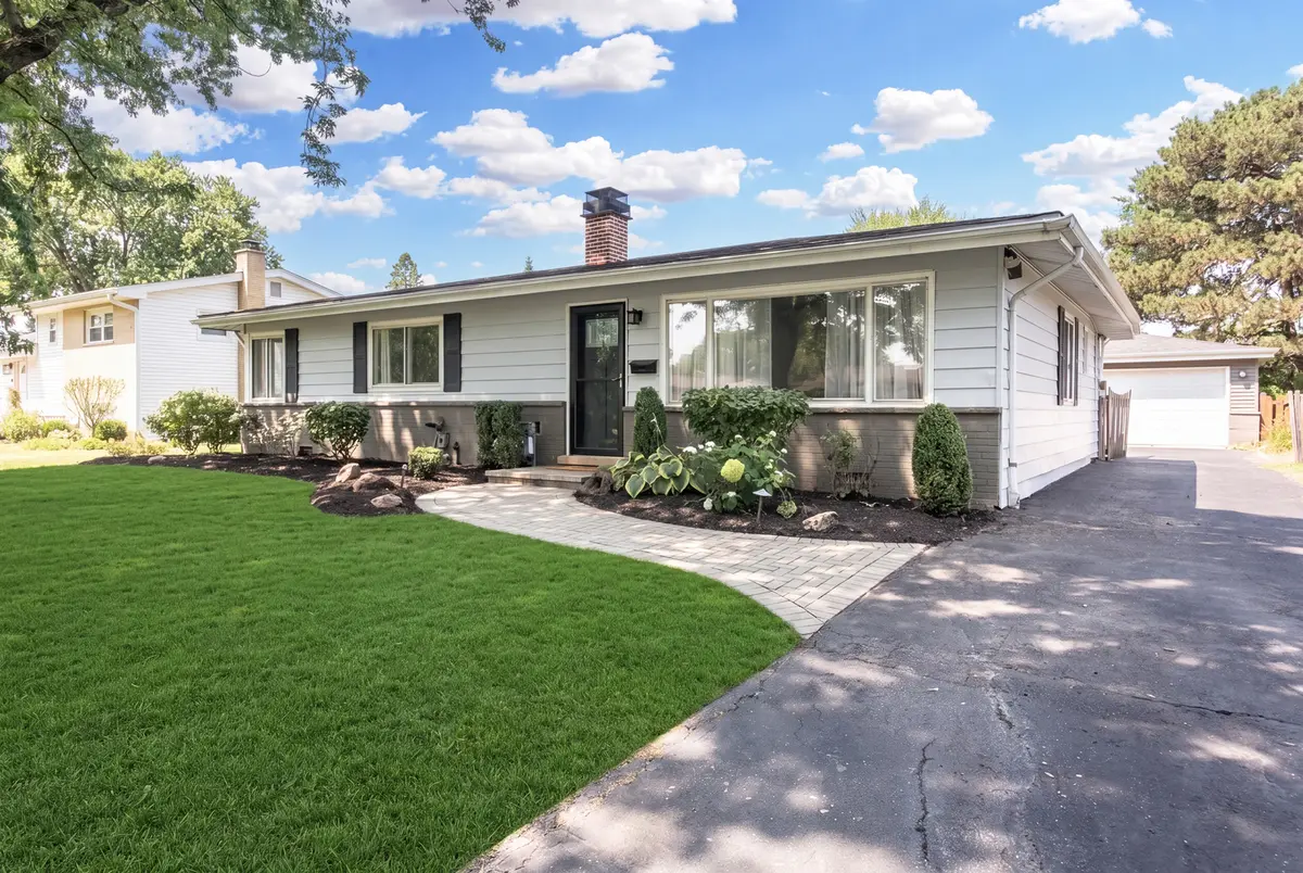 704 N Wilshire DR, Mount Prospect, IL 60056