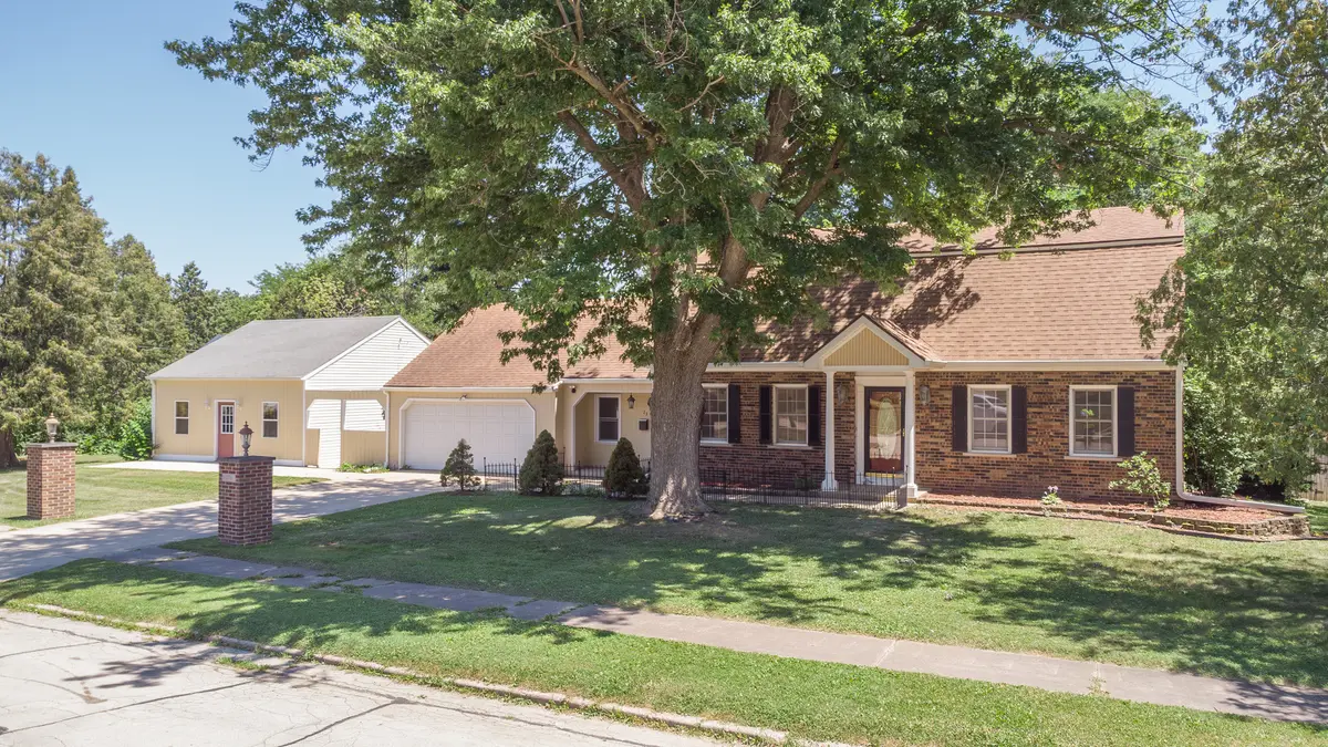 23 Elizabeth CIR, Freeport, IL 61032