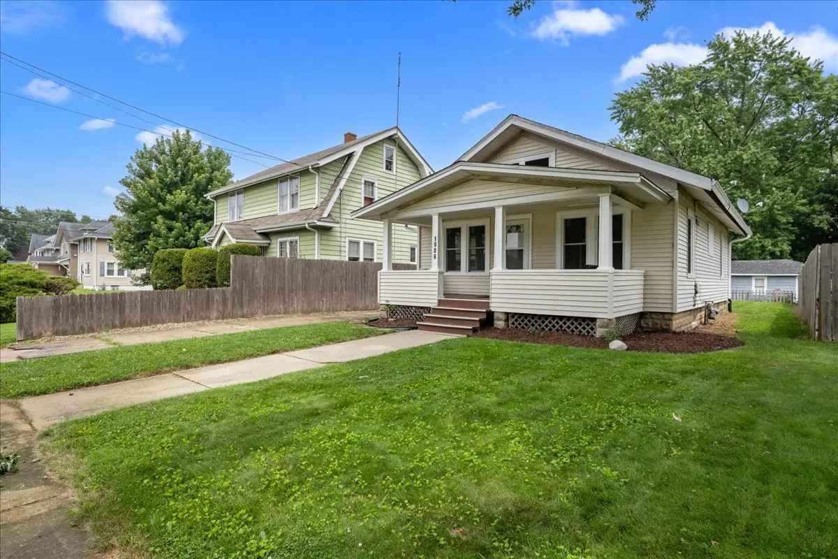 1006 S 4th ST, Aurora, IL 60505