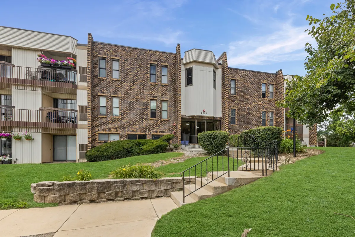 2216 Country Club DR #24, Woodridge, IL 60517