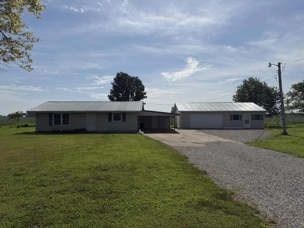 4016 Valier Carpet RD, Tamaroa, IL 62888
