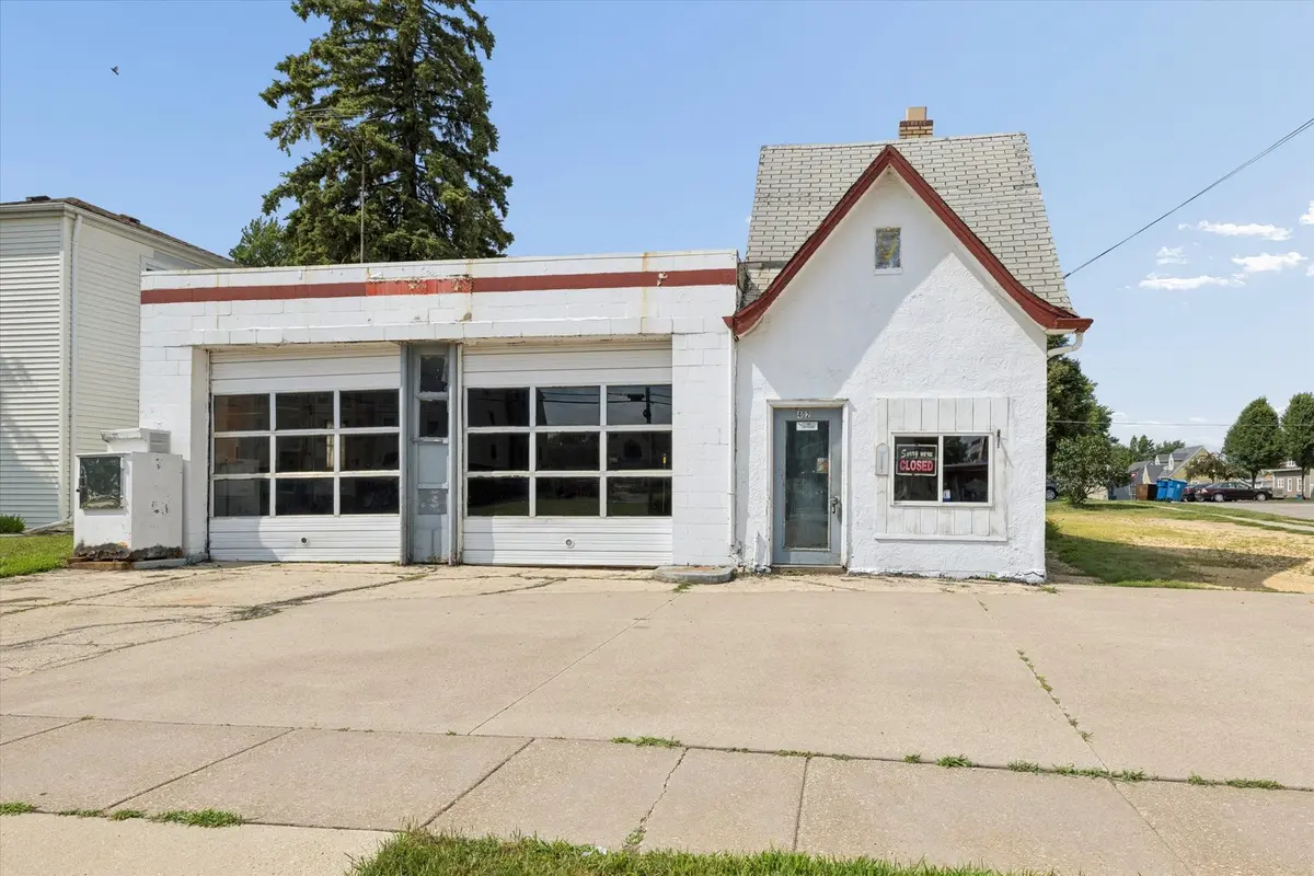 402 11th ST, De Witt, IA 52742