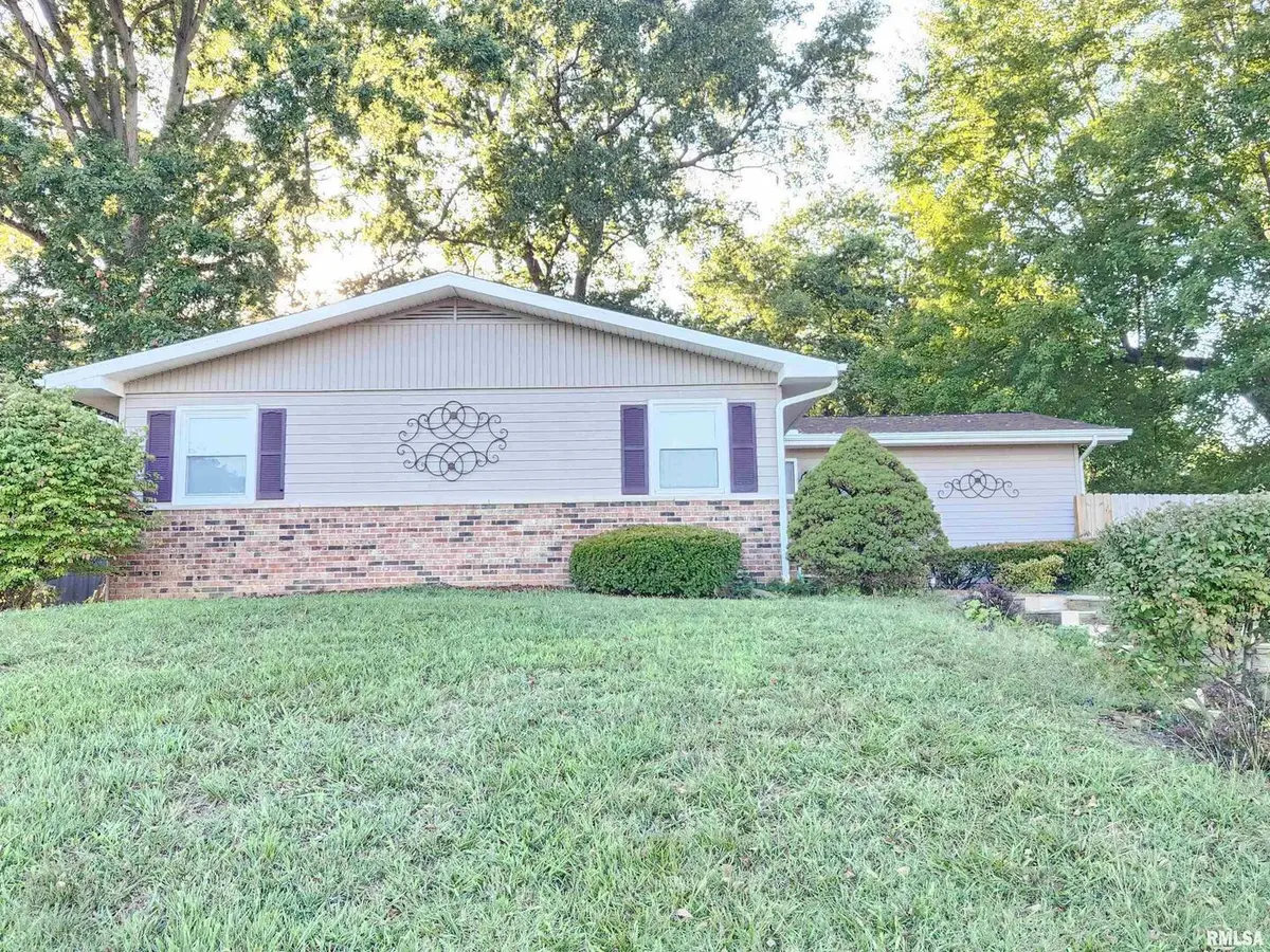 112 N Parrish LN, Carbondale, IL 62901
