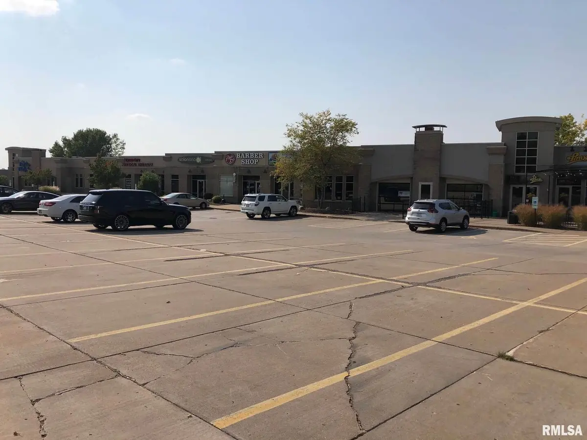 5252 UTICA RIDGE RD, Davenport, IA 52807