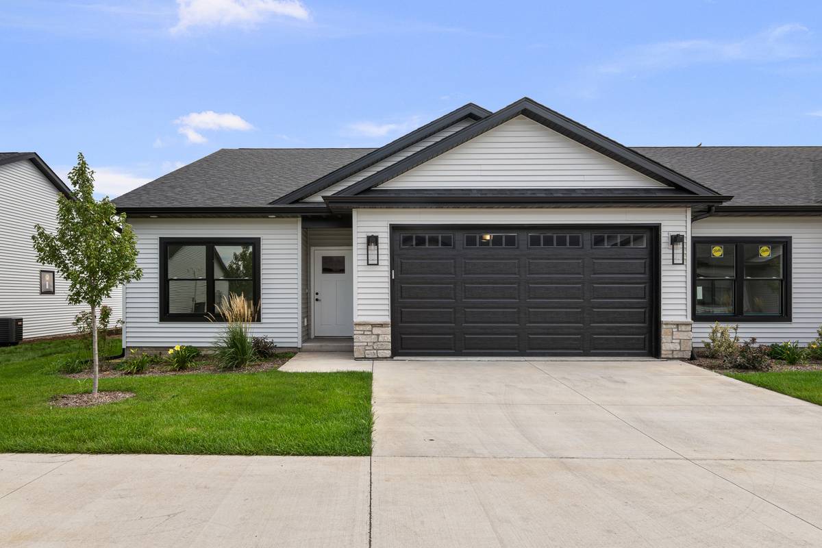1867 REDBUD CIR #103, Eldridge, IA 52748