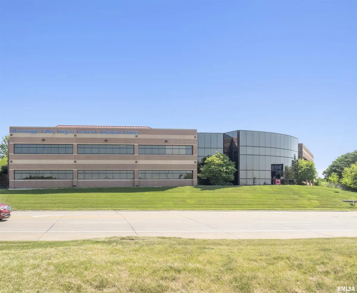3385 DEXTER CT #3-220, Davenport, IA 52807