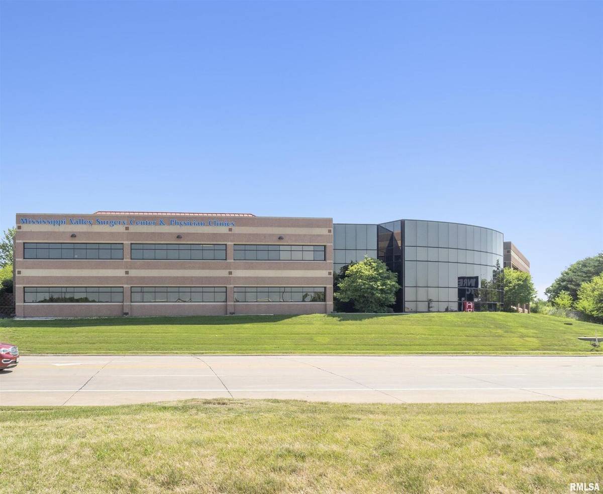 3385 DEXTER CT #3-220, Davenport, IA 52807