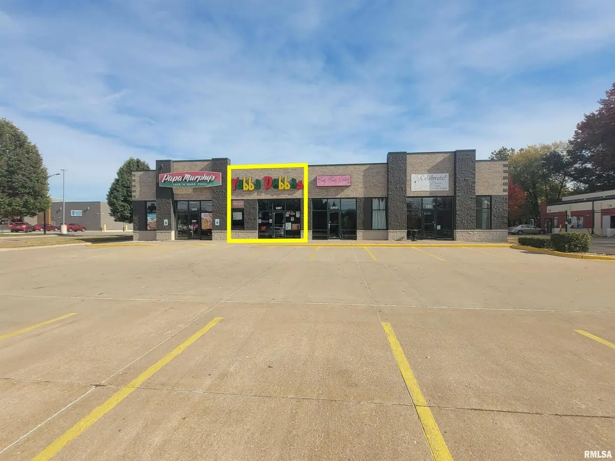 3207 DEVILS GLEN RD, Bettendorf, IA 52722