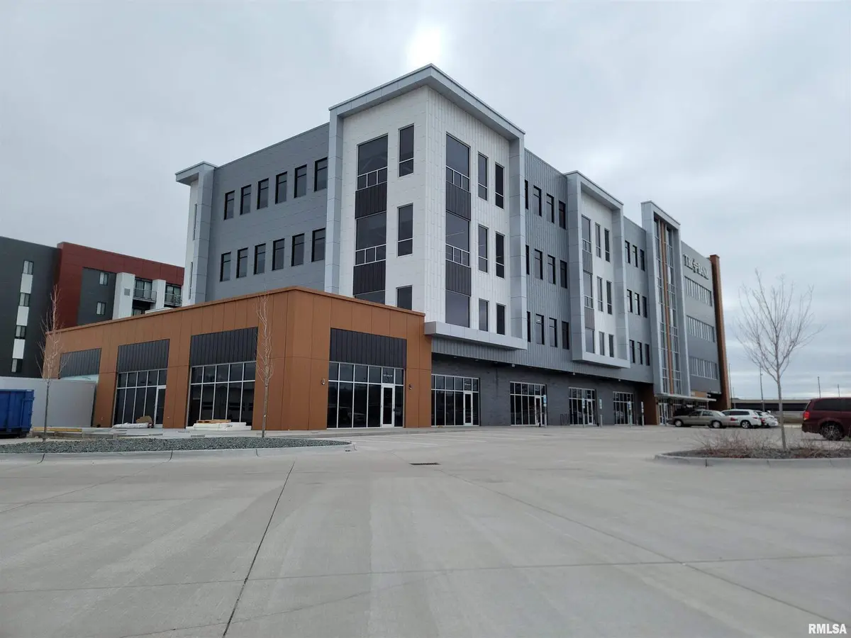 1551 GRANT ST, Bettendorf, IA 52722
