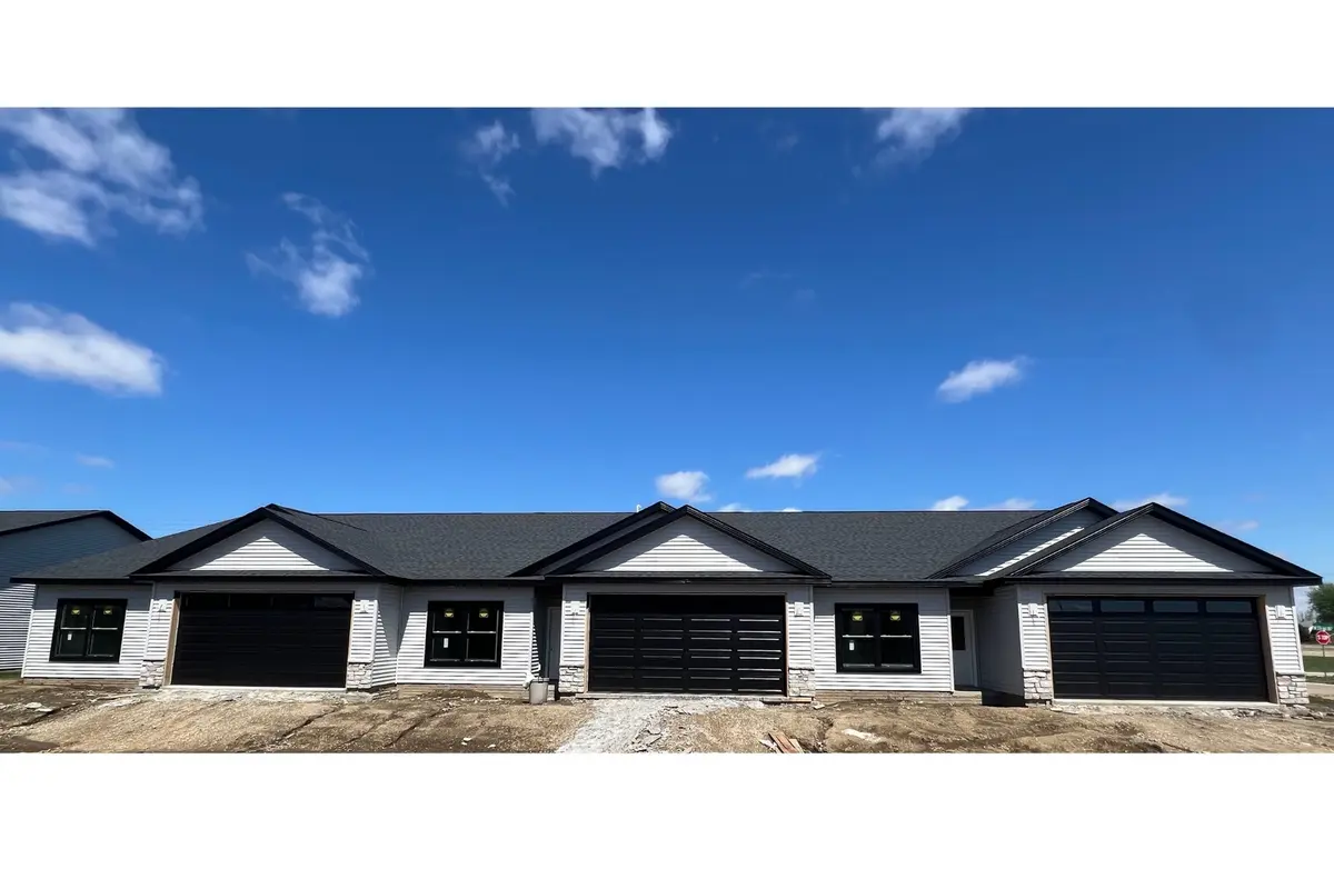 1704 REDBUD CIR #101, Eldridge, IA 52748