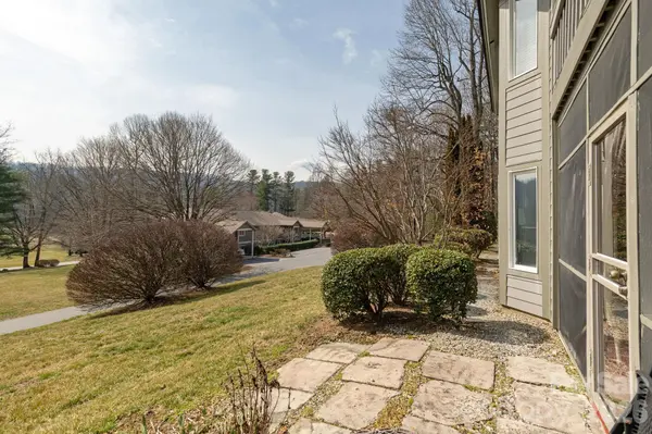 111 BLUFFVIEW LN, Flat Rock, NC 28731