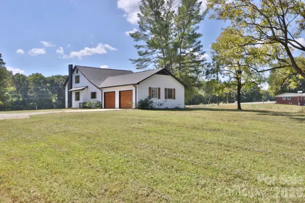 1826 N Oak Ridge Church RD, Yadkinville, NC 27055